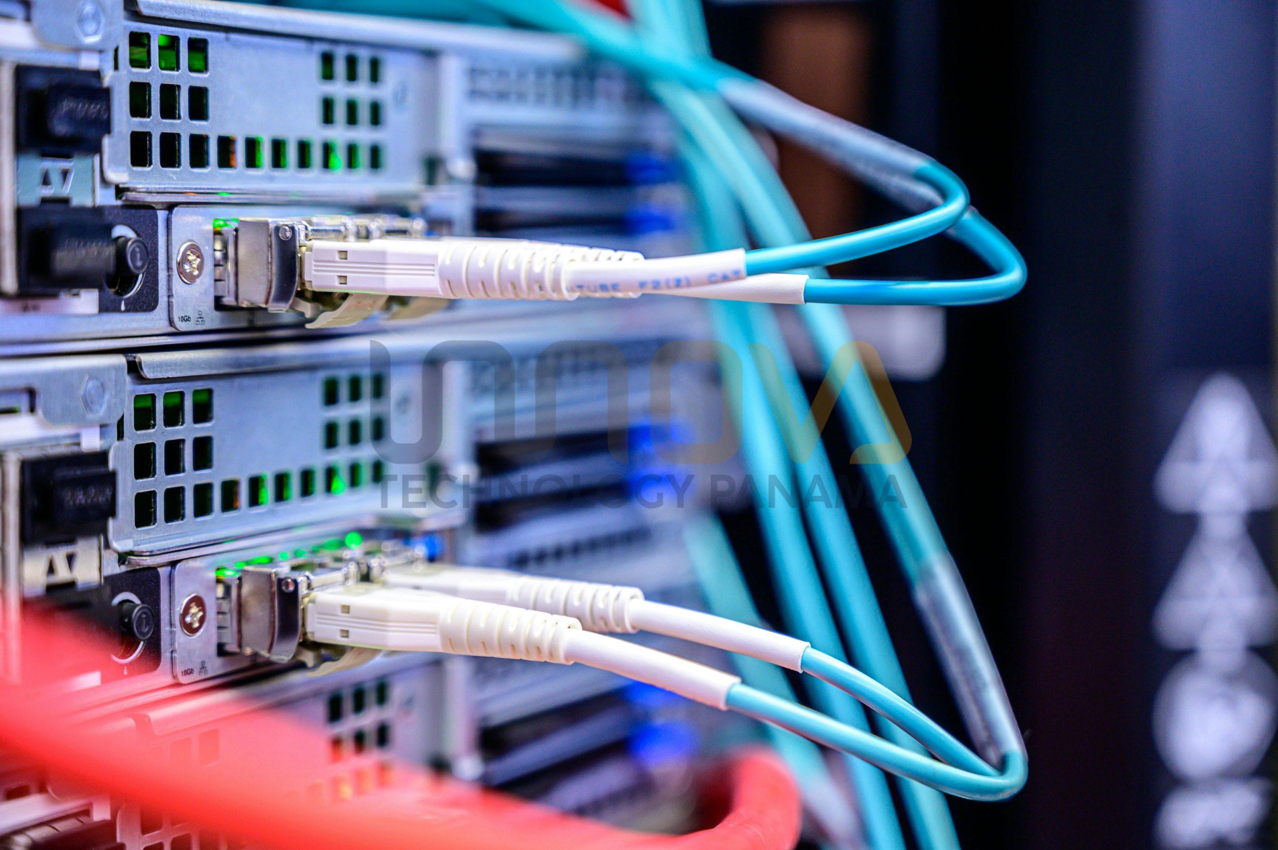 Rack de comunicaciones con patch cords